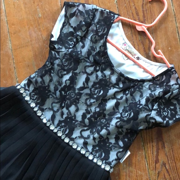 Girls dress - Picture 2 of 2